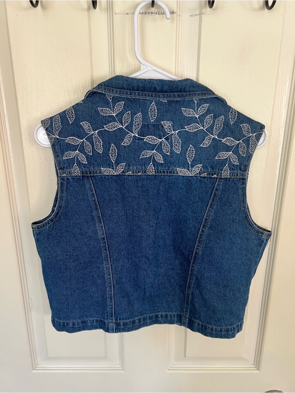Isabel USA Embroidered Leaf Denim Vest Blue Jean Button Front Size Large - Picture 7 of 8